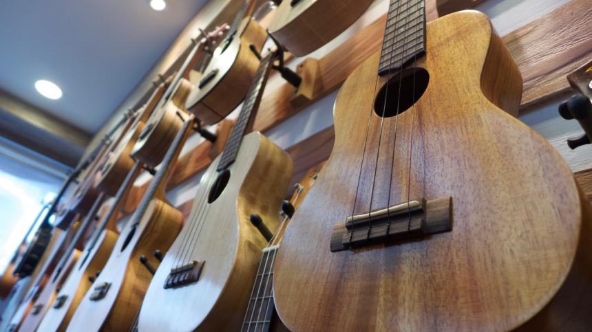 Ukuleler.